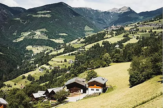 Il nostro maso con visto sul villaggio di Lazfons