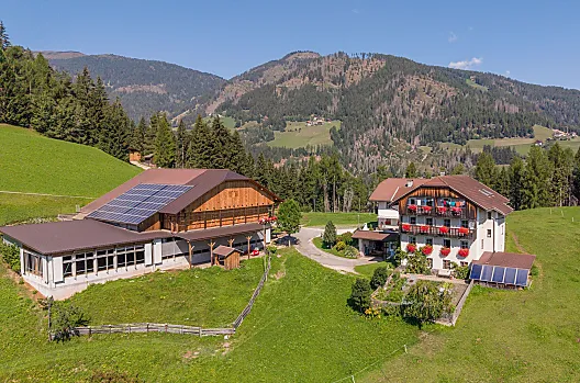 Unsere Ferienwohnungen liegt in absoluter Alleinlage in St. Martin in Thurn – umgeben von Wiesen, Bergen und echter Ruhe.
