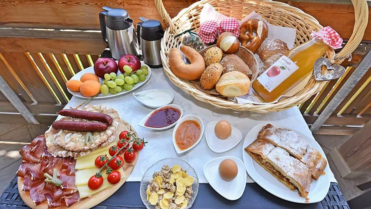 Colazione con marmellate e succhi di frutta fatti in casa, strudel di mele, Speck e formaggio nostrano