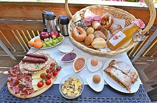 Colazione con marmellate e succhi di frutta fatti in casa, strudel di mele, Speck e formaggio nostrano