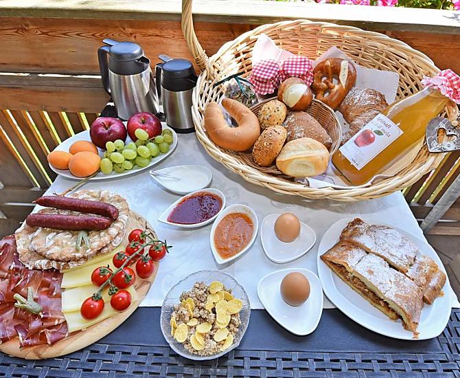 Colazione con marmellate e succhi di frutta fatti in casa, strudel di mele, Speck e formaggio nostrano