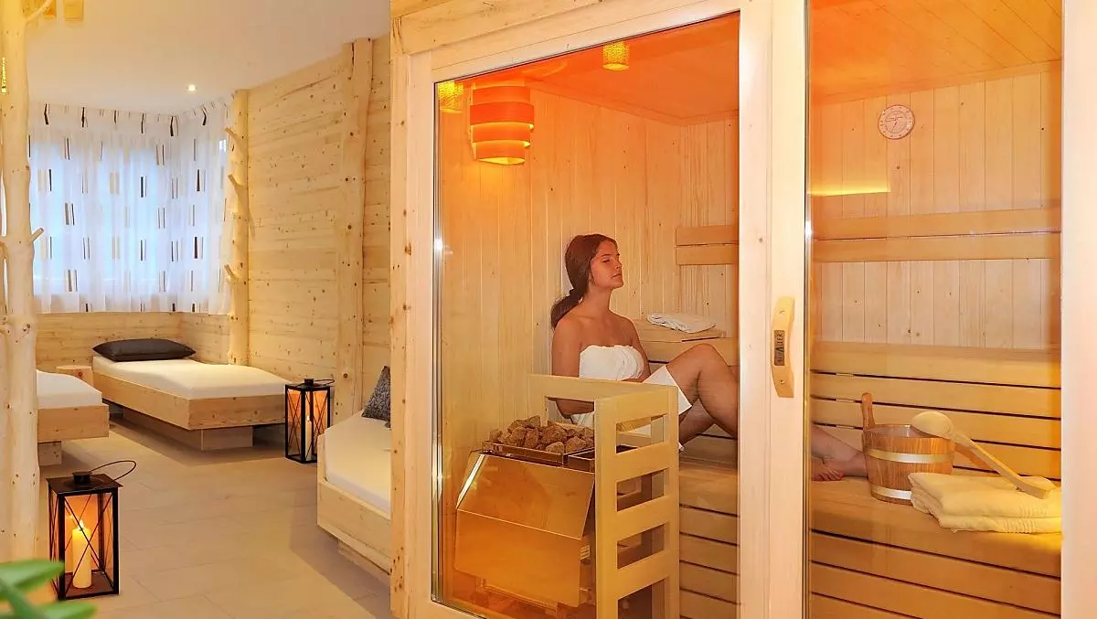 Rilassatevi nella sauna finlandese o nel bagno turco alle erbe con zona relax