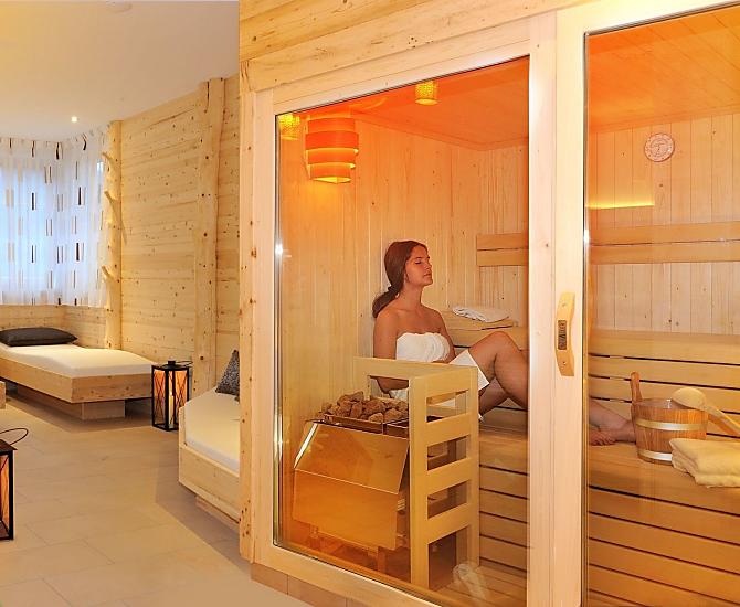 Rilassatevi nella sauna finlandese o nel bagno turco alle erbe con zona relax