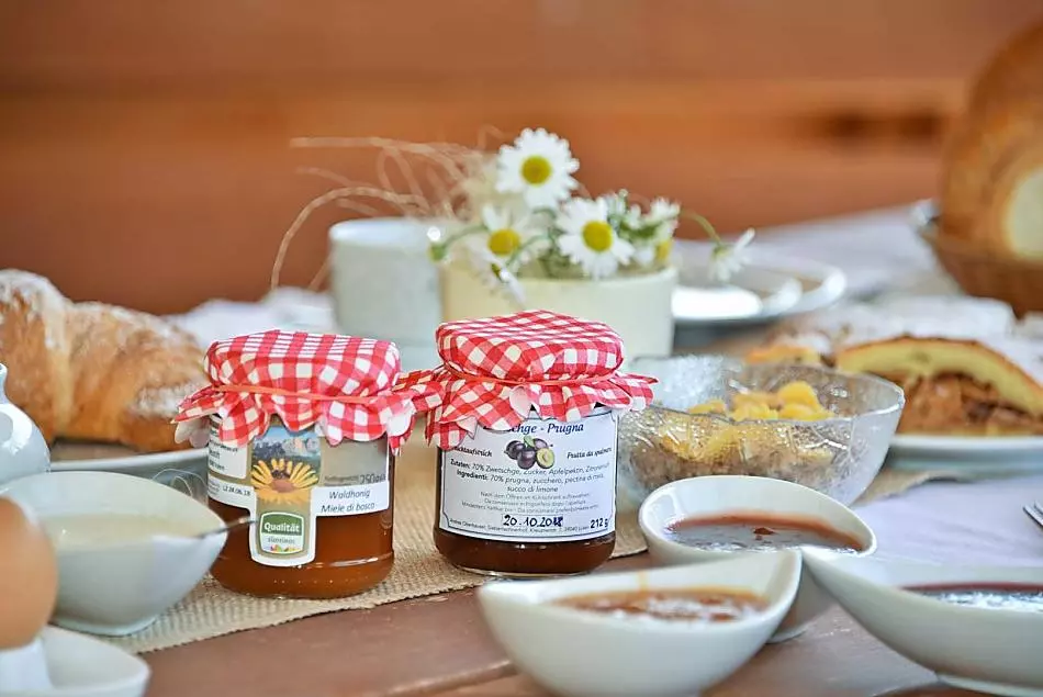 Colazione con confetture fatte nel maso con la nostra frutta e il miele delle nostre api, strudel di mele e torta fatta in casa