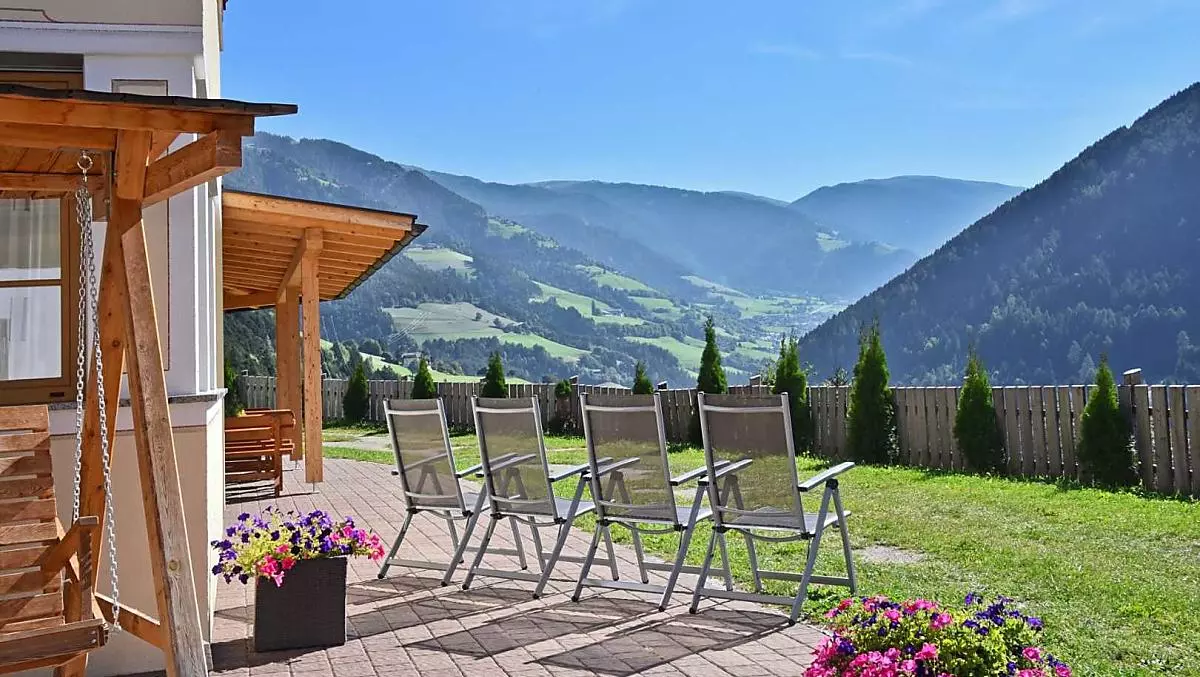L'area esterna, dove potrete stare seduti comodamente e in tutta tranquillità al sole, ai tavoli per gli ospiti o sul dondolo Hollywood