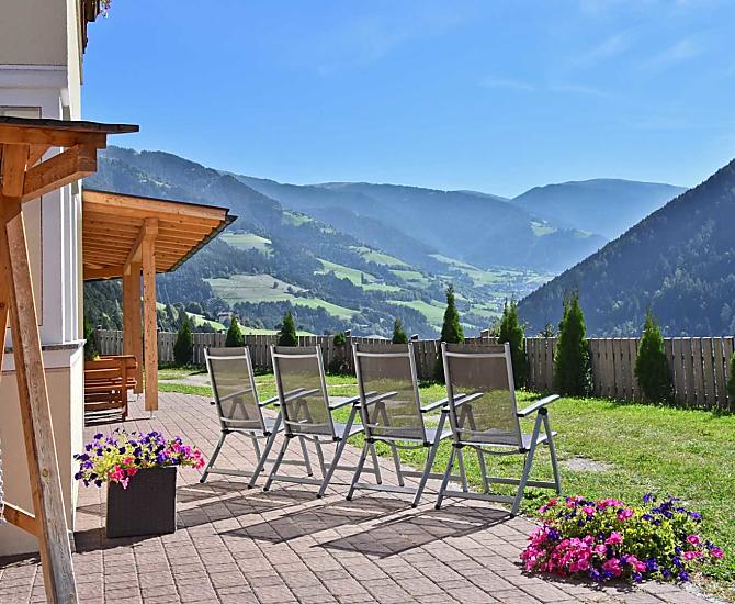 L'area esterna, dove potrete stare seduti comodamente e in tutta tranquillità al sole, ai tavoli per gli ospiti o sul dondolo Hollywood