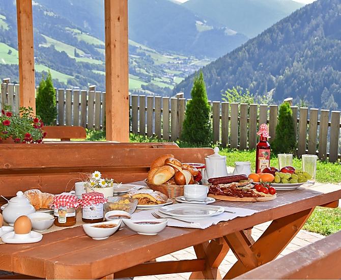 Colazione o merenda tirolese? Entrambe da gustare nel giardino del maso!