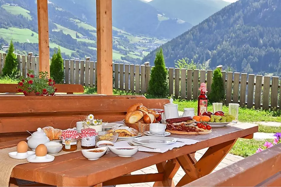 Colazione o merenda tirolese? Entrambe da gustare nel giardino del maso!
