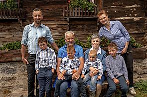 Il contadino e la contadina, nonno Hans, nonna Martha con i nipoti Moritz, Laurin, Georg e Ulrich