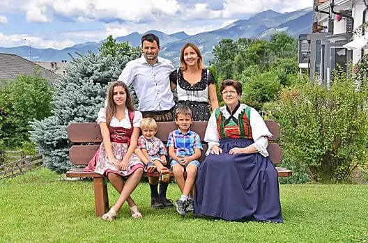 Nonna Agnes, il contadino Ernst, la moglie del contadino Astrid, la figlia Maya e i figli Andreas e Hannes