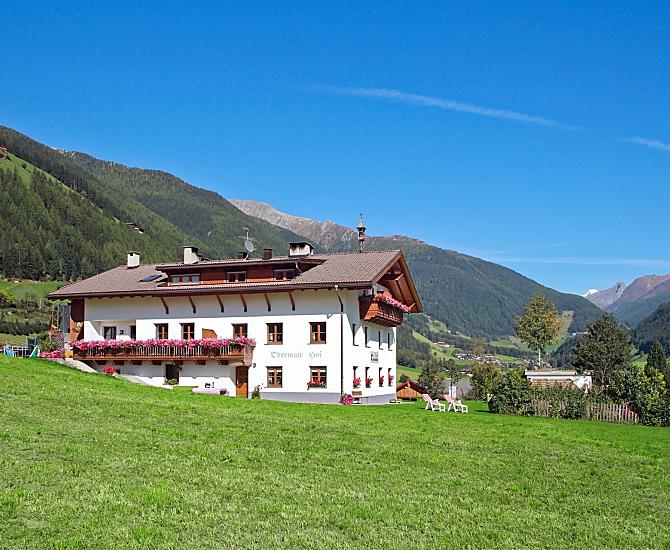 Il maso nel mezzo del suo prato.