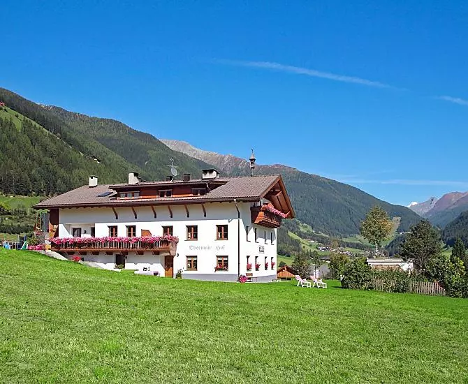 Il maso nel mezzo del suo prato.
