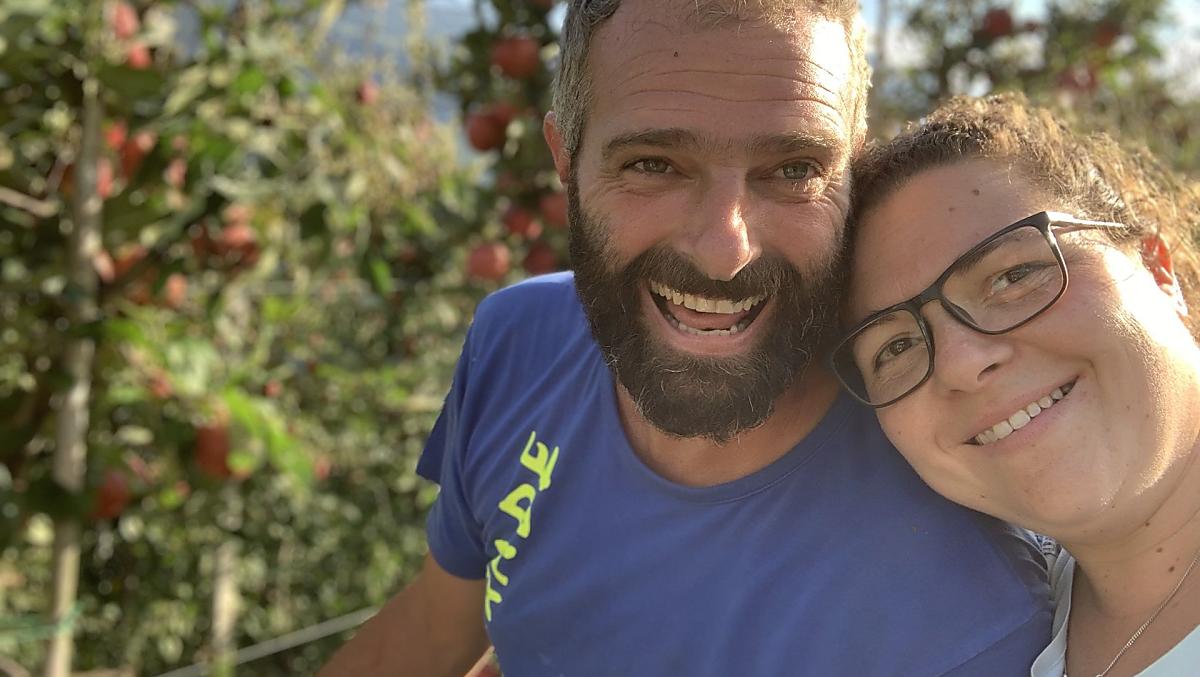 Matthias e Katrin durante la raccolta delle mele