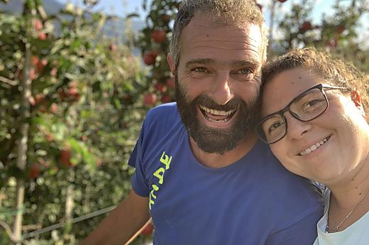 Matthias e Katrin durante la raccolta delle mele