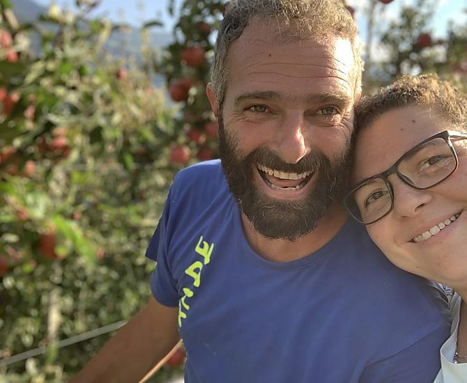 Matthias e Katrin durante la raccolta delle mele