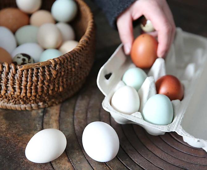 Uova di gallina fresche