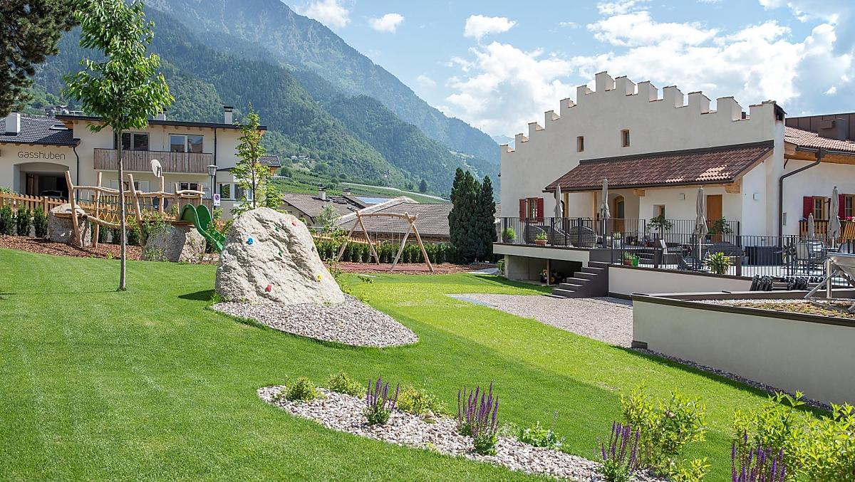 Dietro casa potrete usufruire del parco giochi per bambini e di un bellissimo prato verde per prendere il sole o giocare con le vostre figlie e figli.