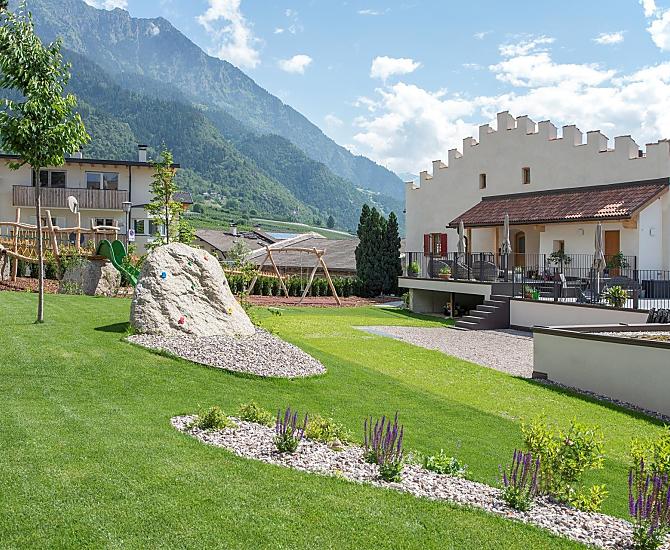 Dietro casa potrete usufruire del parco giochi per bambini e di un bellissimo prato verde per prendere il sole o giocare con le vostre figlie e figli.