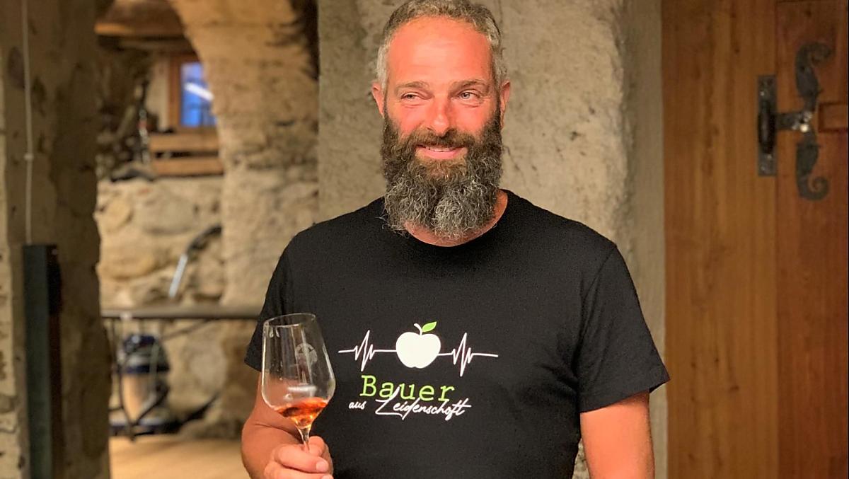 Il contadino Matthias durante la degustazione di vini