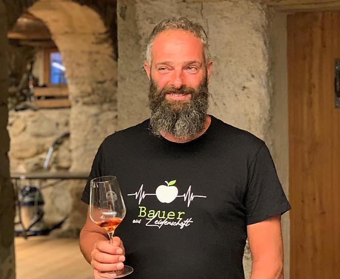 Il contadino Matthias durante la degustazione di vini