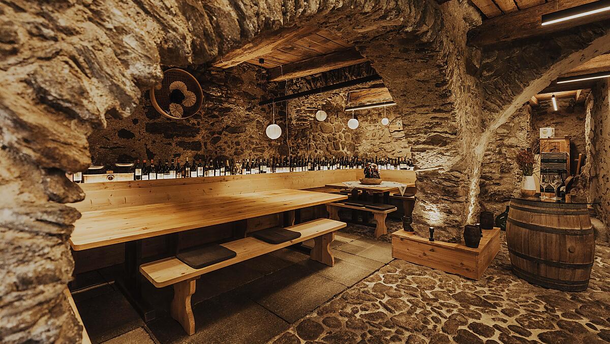 Il nostro storico locale a volta, risalente a 800 anni fa: oggi è il luogo dove si celebrano feste e si organizzano degustazioni di vino.