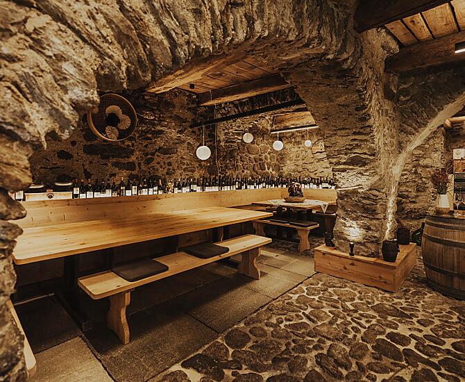 Il nostro storico locale a volta, risalente a 800 anni fa: oggi è il luogo dove si celebrano feste e si organizzano degustazioni di vino.