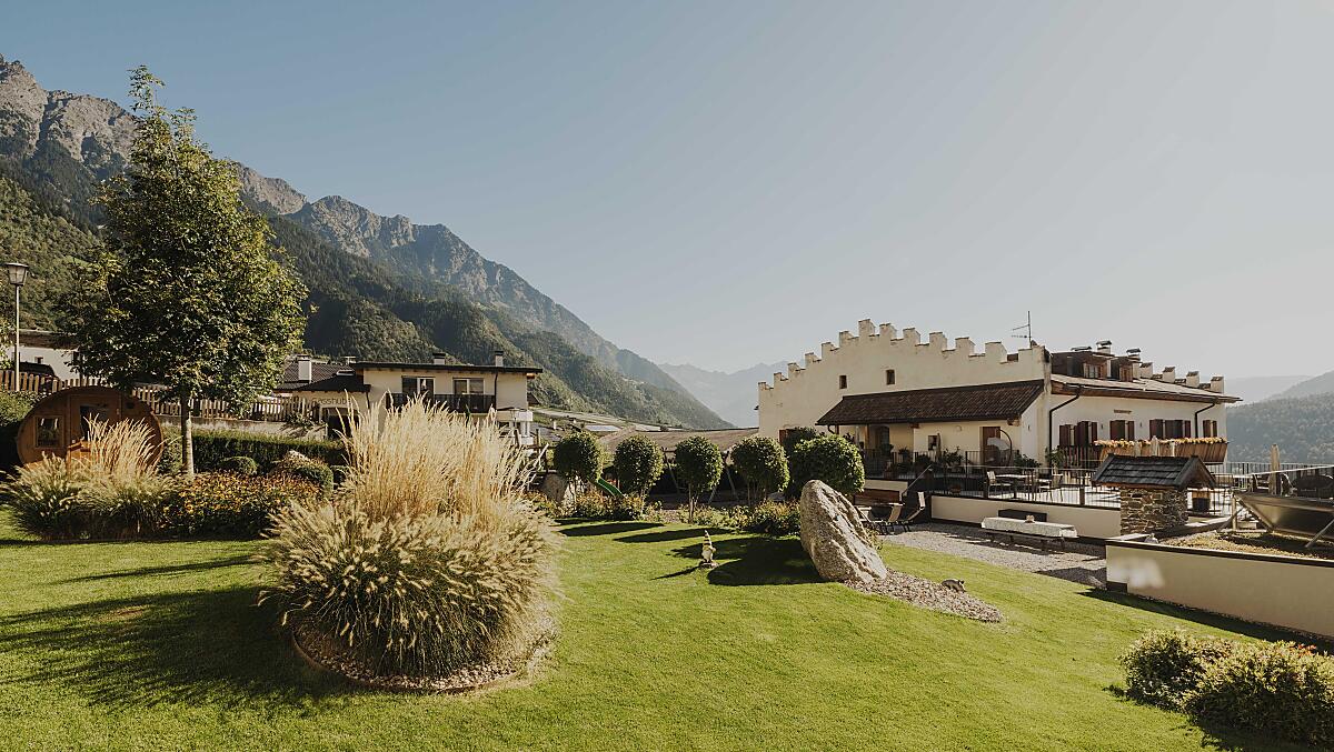 L'antica tenuta storica di 800 anni con grande giardino e area relax per gli ospiti. I bambini possono divertirsi liberamente ed esplorare il parco giochi.