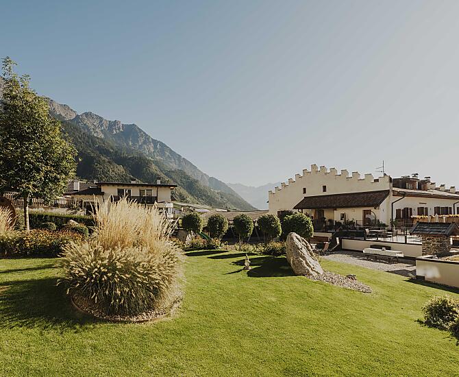 L'antica tenuta storica di 800 anni con grande giardino e area relax per gli ospiti. I bambini possono divertirsi liberamente ed esplorare il parco giochi.