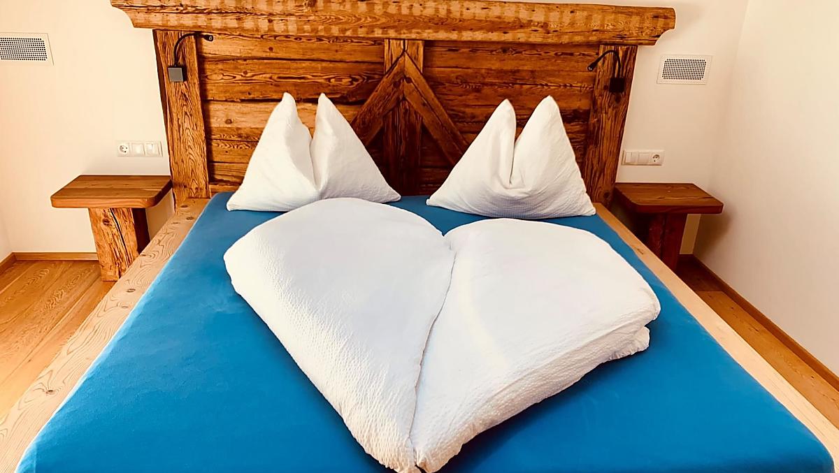 Camera da letto dell'appartamento vacanze “16 Hundert” in blu celeste