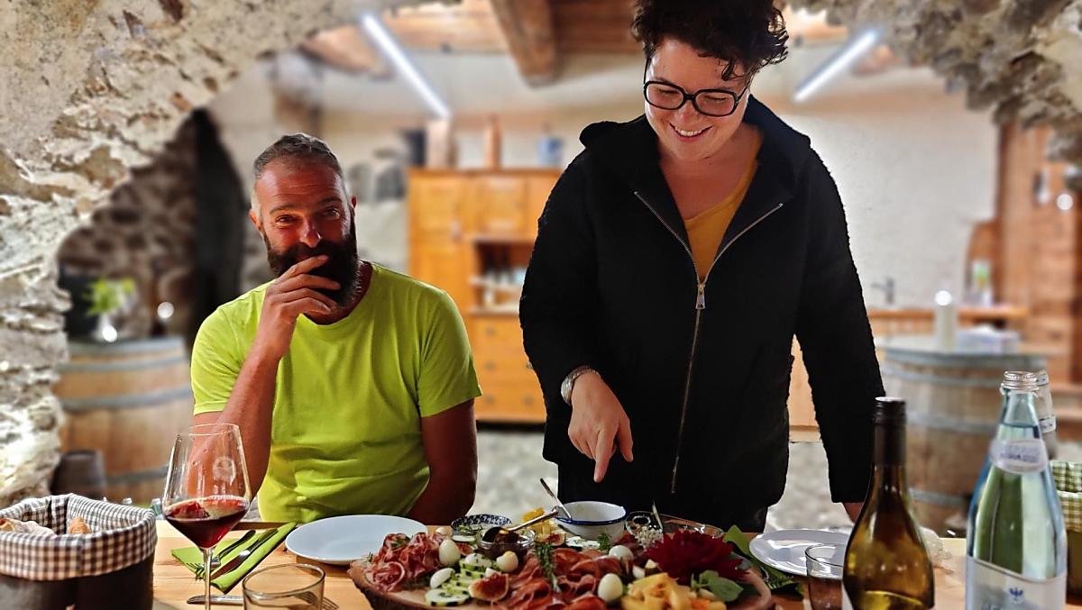 Visita guidata del maso e degustazione di vini nella vecchia cantina a volta