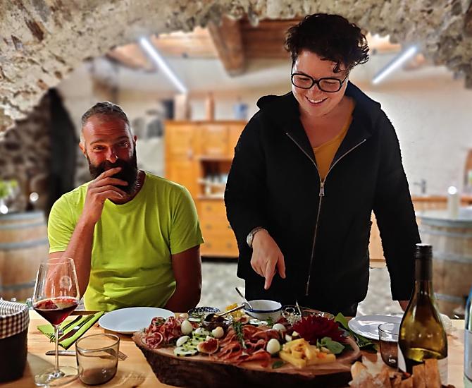 Visita guidata del maso e degustazione di vini nella vecchia cantina a volta