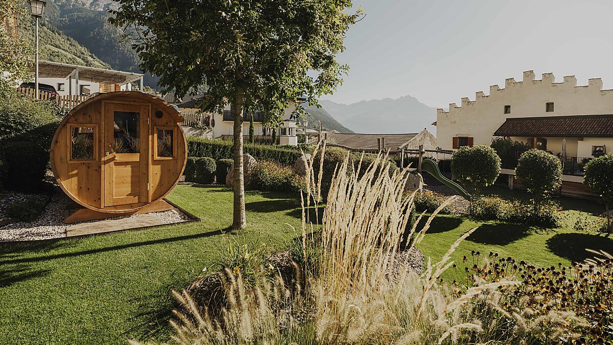La dimora storica con le sue caratteristiche merlature sul tetto e la sauna in giardino.