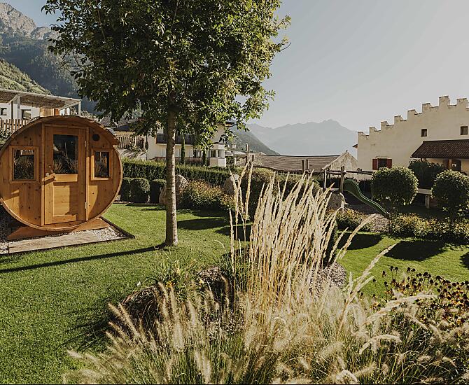 La dimora storica con le sue caratteristiche merlature sul tetto e la sauna in giardino.