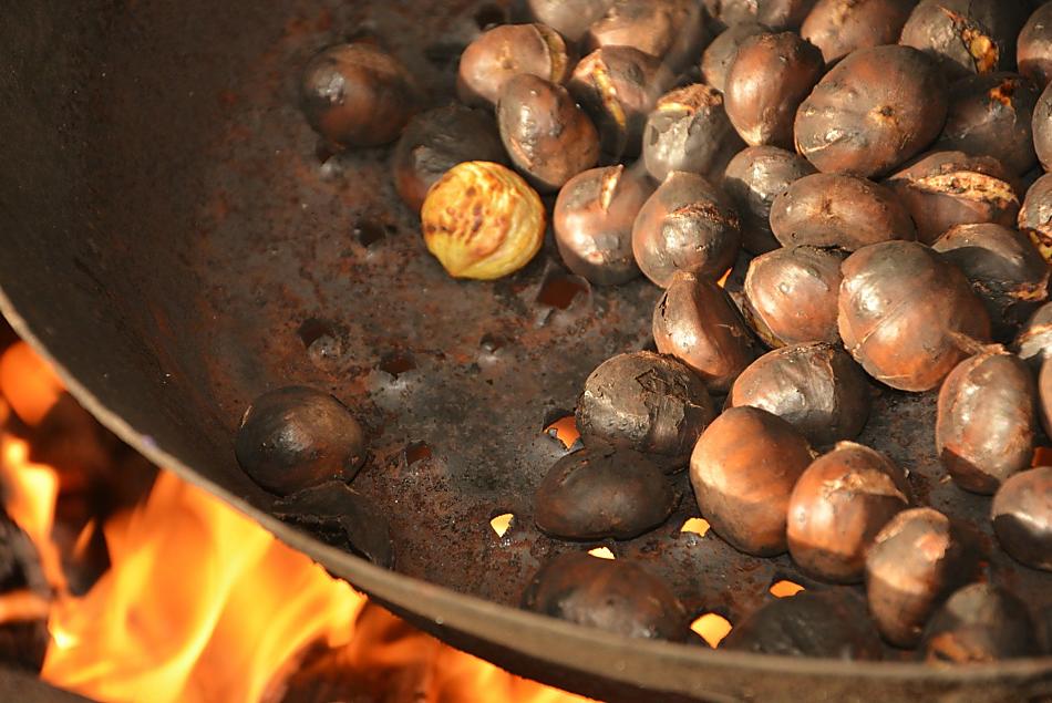 Le castagne arrostite, una vera delizia in autunno 