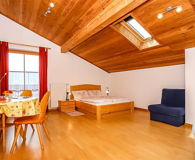 Soggiorno e camera da letto dell'appartamento Lorenzi