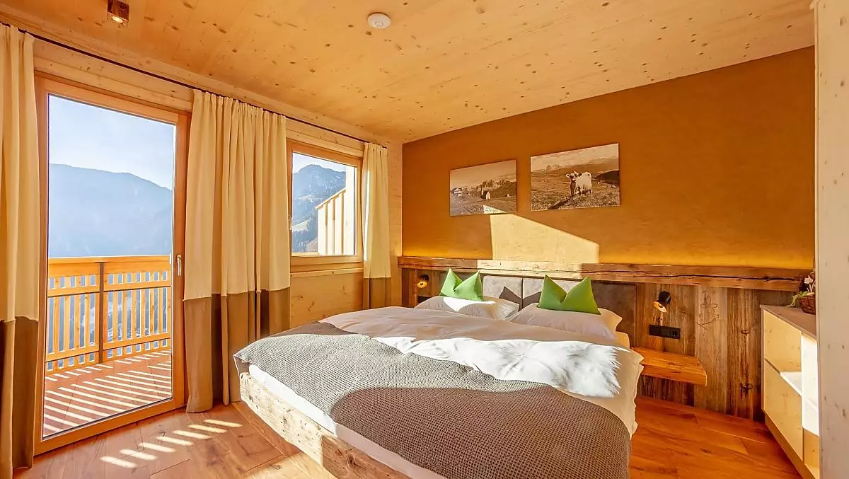 L’appartamento vacanze Heustadl conquista con la sua costruzione in legno e l’arredamento curato nei minimi dettagli.