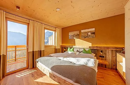 L’appartamento vacanze Heustadl conquista con la sua costruzione in legno e l’arredamento curato nei minimi dettagli.