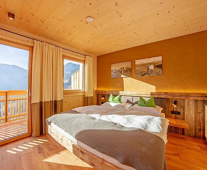 L’appartamento vacanze Heustadl conquista con la sua costruzione in legno e l’arredamento curato nei minimi dettagli.