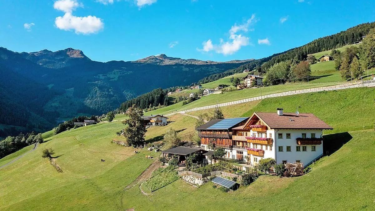 Il maso, sullo sfondo le cime del Ritzlar e di San Lorenzo.