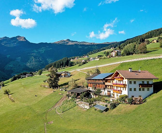 Il maso, sullo sfondo le cime del Ritzlar e di San Lorenzo.