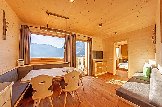 L’appartamento vacanze Heustadl conquista con la sua costruzione in legno e l’arredamento curato nei minimi dettagli.
