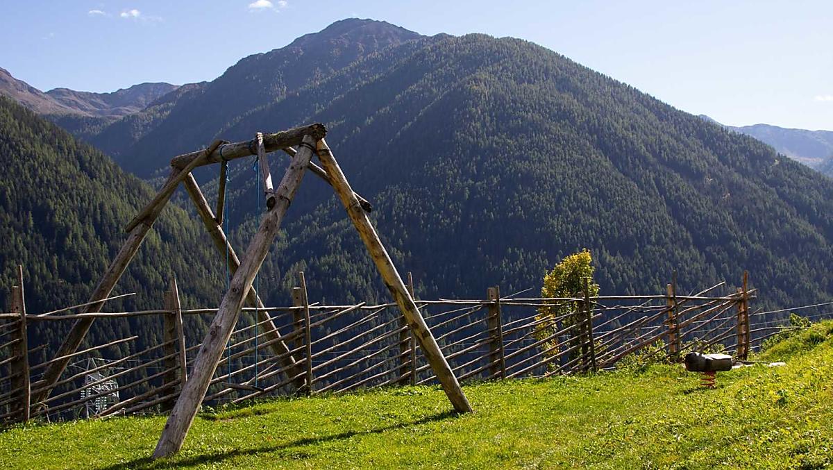 Il nostro parco giochi con altalena, sabbiera, gioco a molla e scivolo.