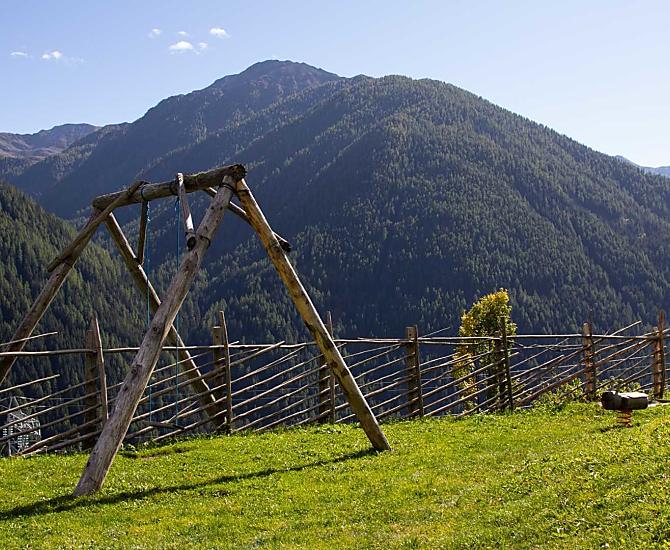 Il nostro parco giochi con altalena, sabbiera, gioco a molla e scivolo.