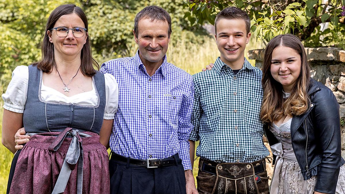 Noi, la famiglia Breitenberger, vi diamo il più cordiale benvenuto nel nostro maso biologico di montagna.
