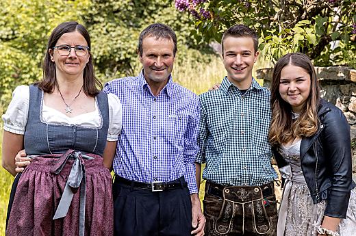 Noi, la famiglia Breitenberger, vi diamo il più cordiale benvenuto nel nostro maso biologico di montagna.