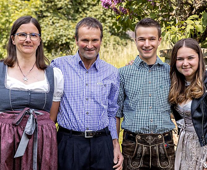Noi, la famiglia Breitenberger, vi diamo il più cordiale benvenuto nel nostro maso biologico di montagna.