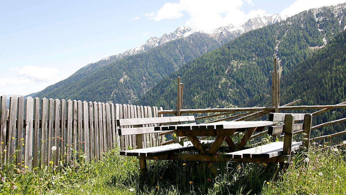 Zona relax con vista sulla valle, sul lago e sulle montagne.