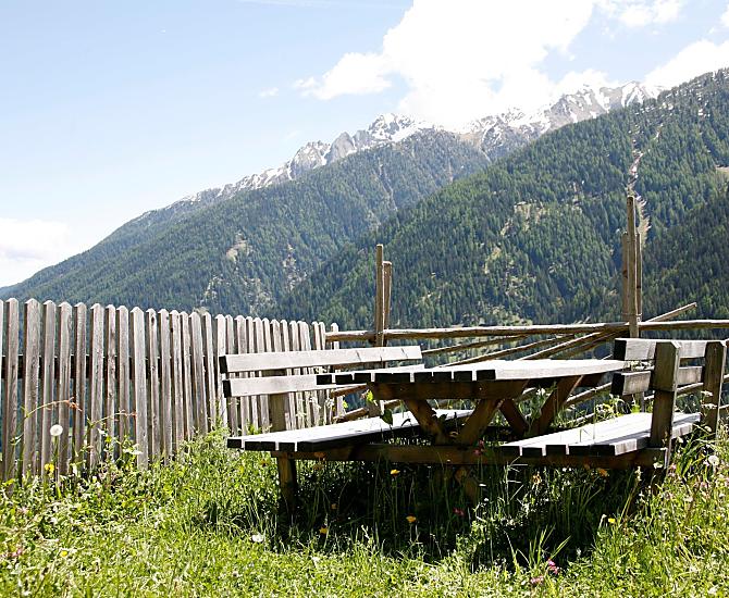 Zona relax con vista sulla valle, sul lago e sulle montagne.