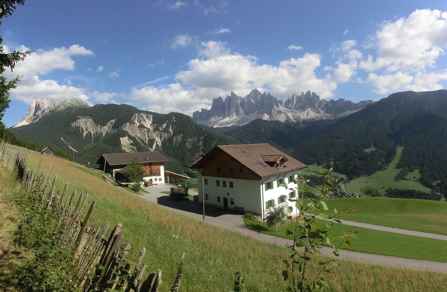 Il maso Felthuner verso est con il gruppo delle Odle