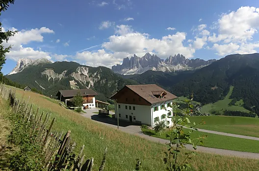 Il maso Felthuner verso est con il gruppo delle Odle
